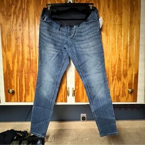 Womens NWT Old navy maternity jeans size 4 short